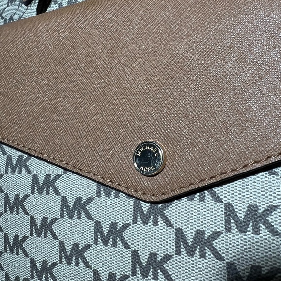 Micheal Kors Tote Tan 14 1/2 x 5 x 11 - Picture 10 of 15